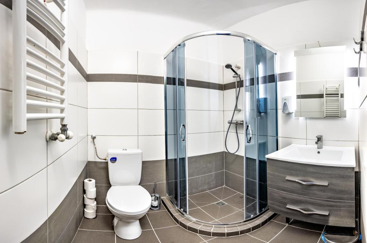 布达佩斯岛上旅馆旅舍 外观 照片 A modern bathroom