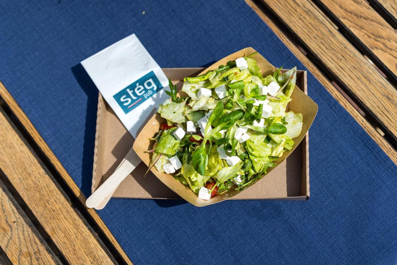 布达佩斯岛上旅馆旅舍 外观 照片 A salad from Stég
