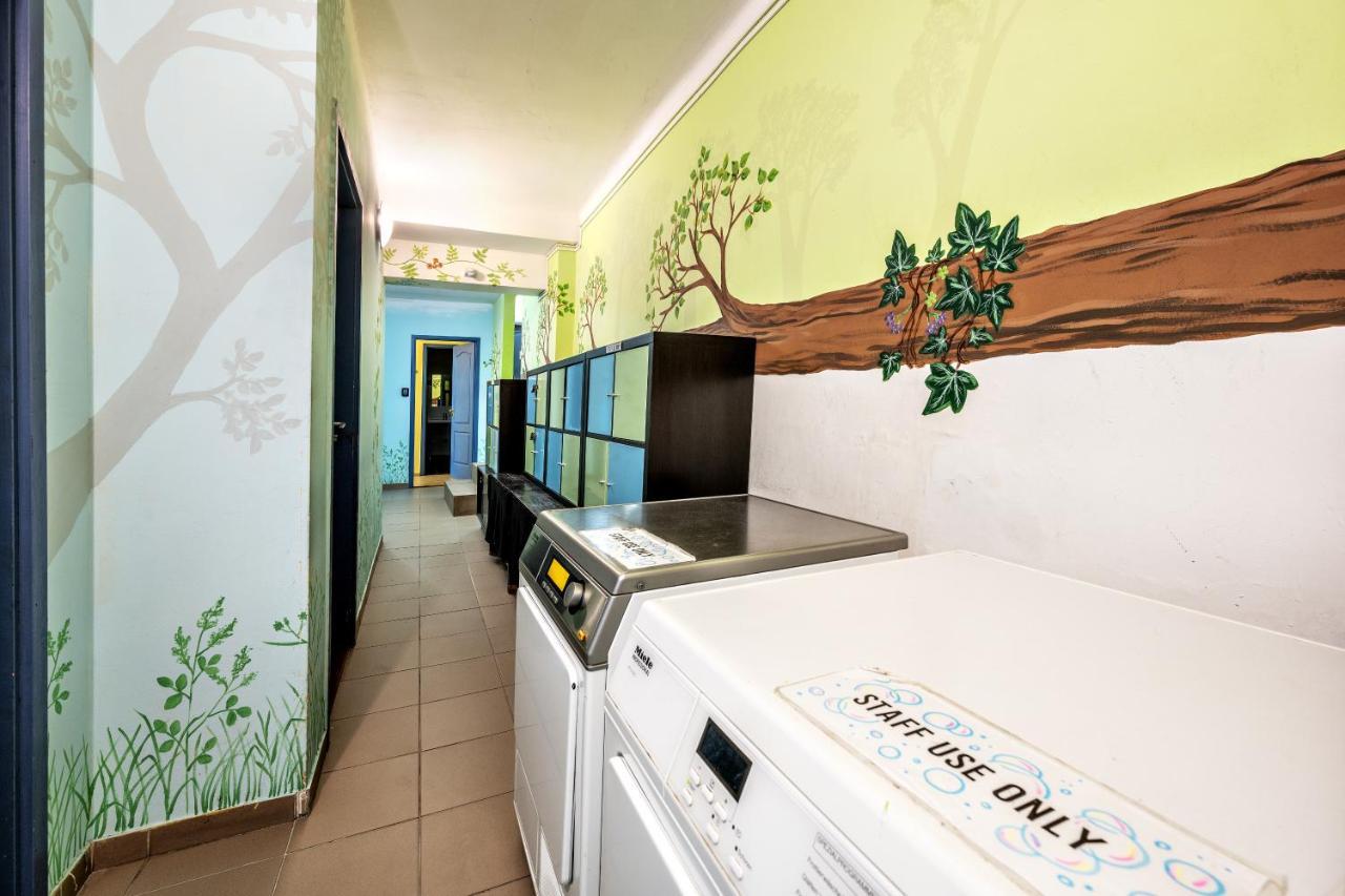布达佩斯岛上旅馆旅舍 外观 照片 Laundry facilities at the hotel
