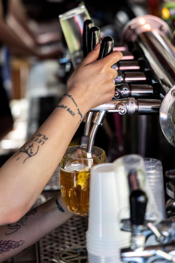 布达佩斯岛上旅馆旅舍 外观 照片 Beer tap