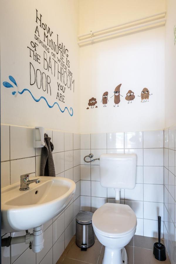 布达佩斯岛上旅馆旅舍 外观 照片 A wall sticker in a bathroom