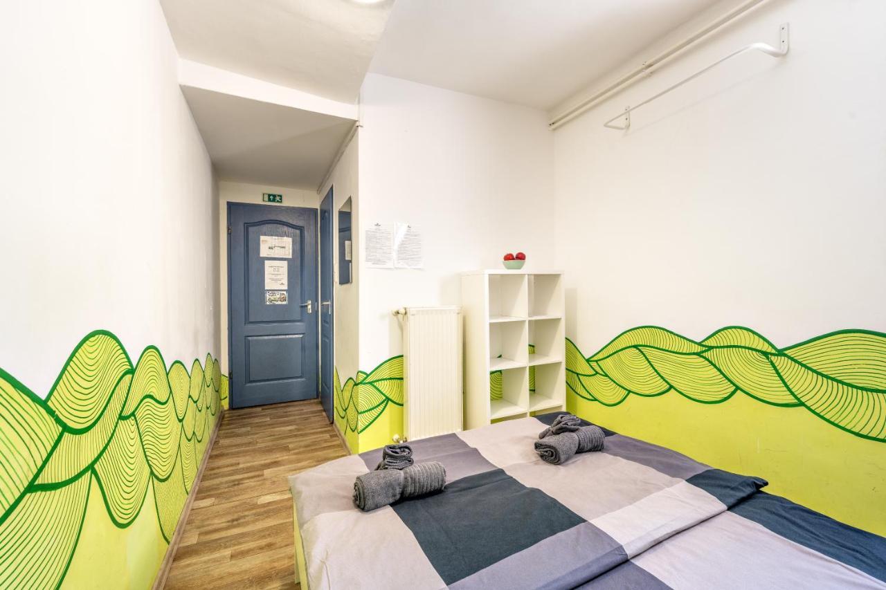 布达佩斯岛上旅馆旅舍 外观 照片 A room at the hostel