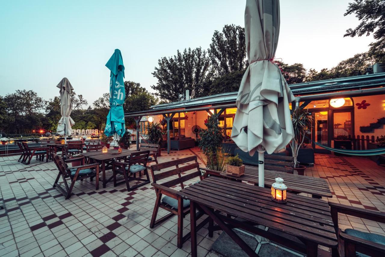 布达佩斯岛上旅馆旅舍 外观 照片 The restaurant at the park