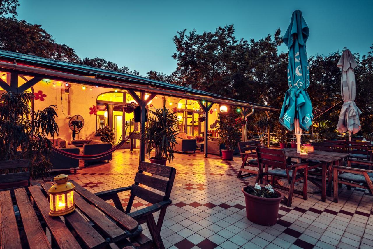 布达佩斯岛上旅馆旅舍 外观 照片 The restaurant at the hotel