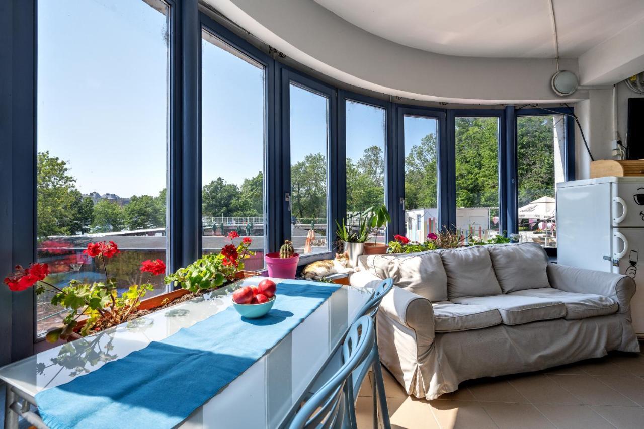 布达佩斯岛上旅馆旅舍 外观 照片 A modern balcony