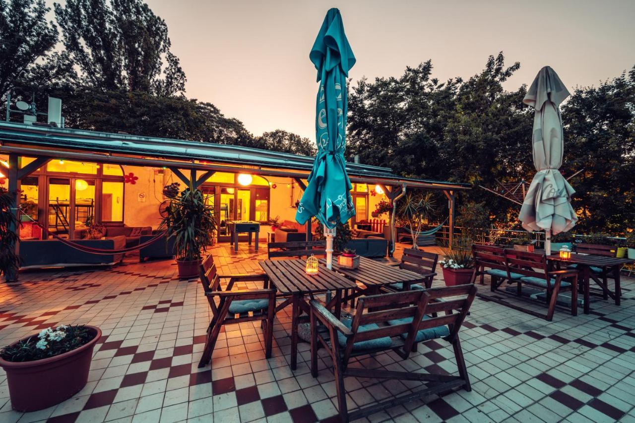 布达佩斯岛上旅馆旅舍 外观 照片 The restaurant at the center