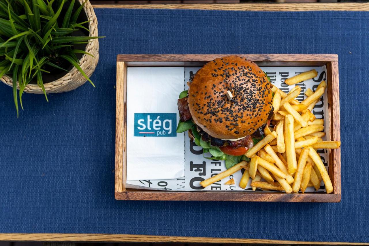 布达佩斯岛上旅馆旅舍 外观 照片 A burger and chips at Steg