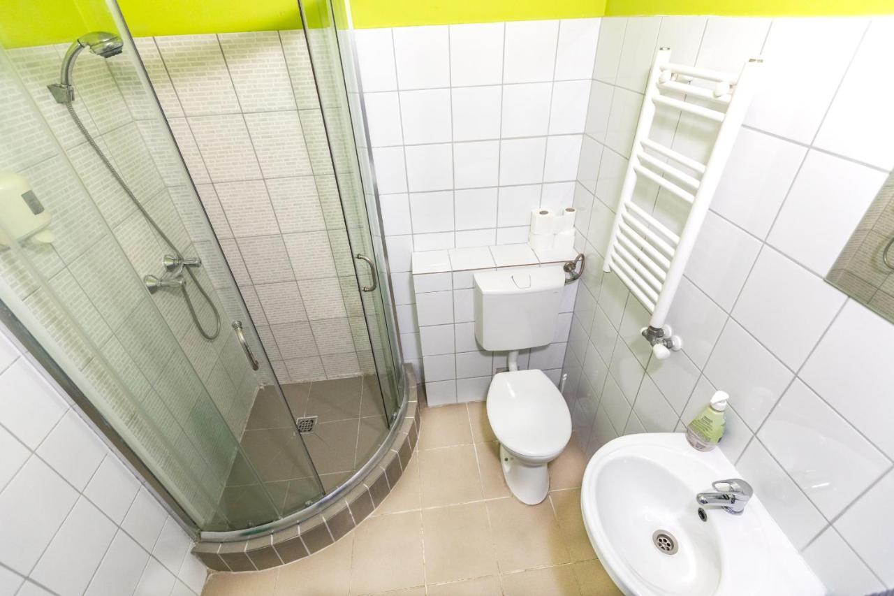 布达佩斯岛上旅馆旅舍 外观 照片 A shower cubicle