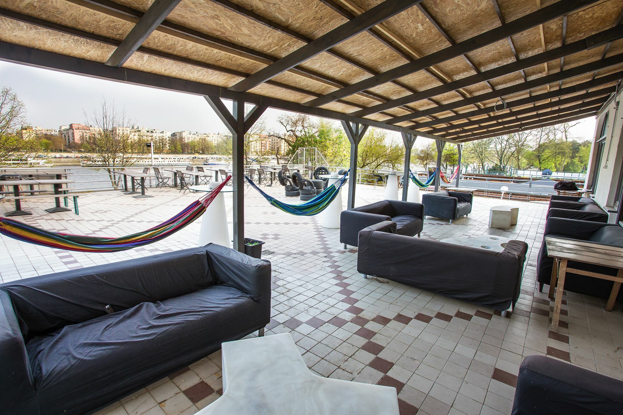 布达佩斯岛上旅馆旅舍 外观 照片 The terrace of the hostel